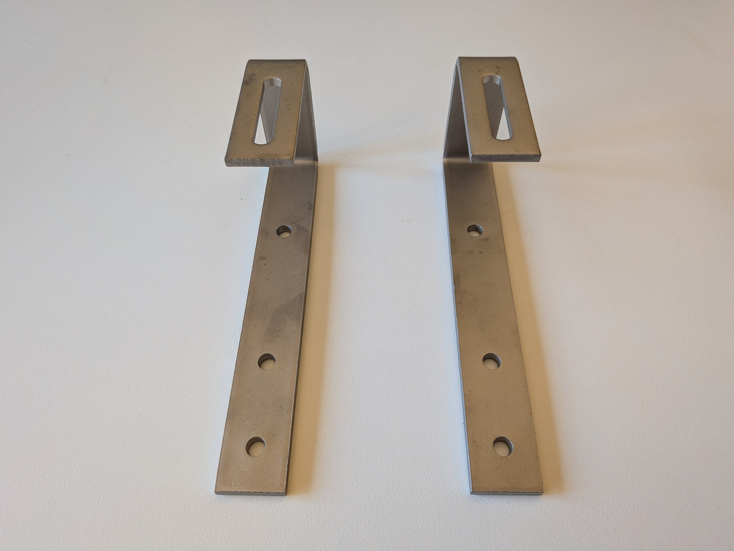 2x Massive Edelstahl-Halterung 5mm für Balkonkraftwerke – Sichere & einfache Geländer-Montage