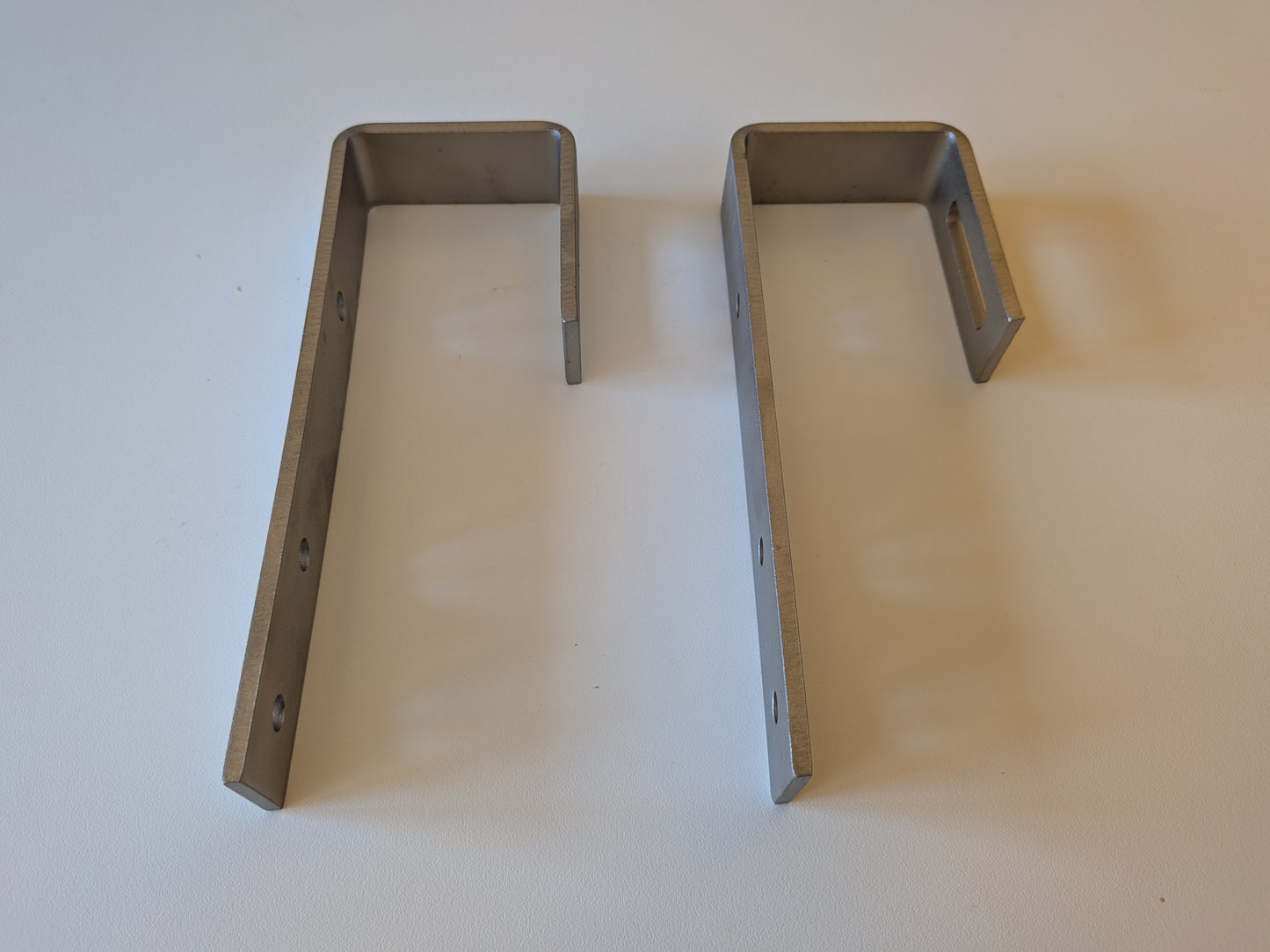 2x Massive Edelstahl-Halterung 5mm für Balkonkraftwerke – Sichere & einfache Geländer-Montage